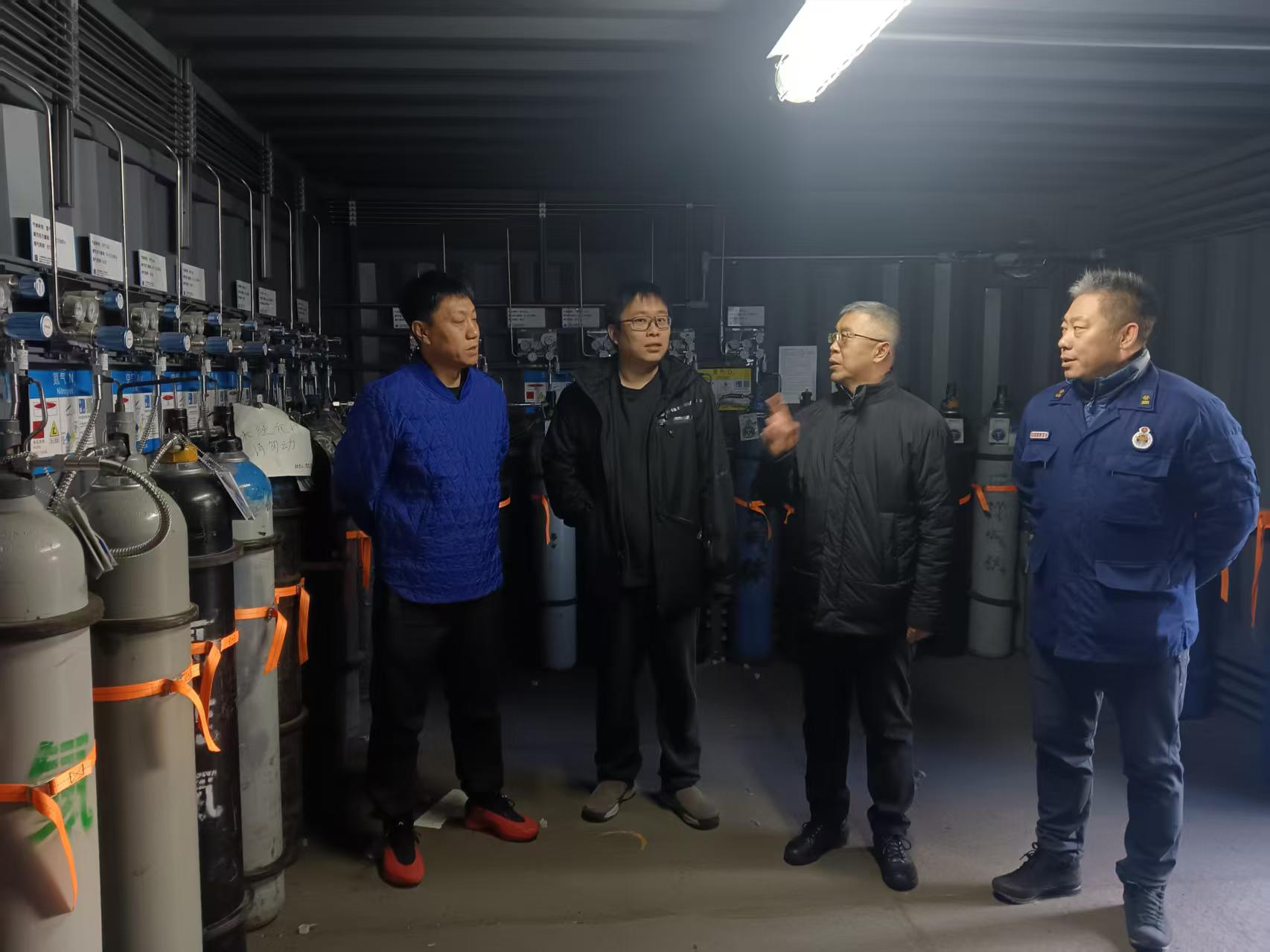 一群人站在室内AI 生成的内容可能不正确。